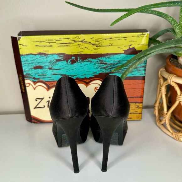 Zigi Soho Black Satin Peep-Toe Platform Heels Crystal Rosette Stiletto size 8 - Picture 5 of 12